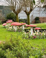Garten mit Fliegenpilz-Deko und Blumenbeet 