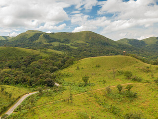 Obraz premium Aerial view of a winding green mountain road 