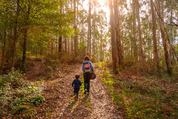 Obraz premium Mother and son in the forest on the Urdaburu mountain trail in Errenteria, Gipuzkoa. Basque Country