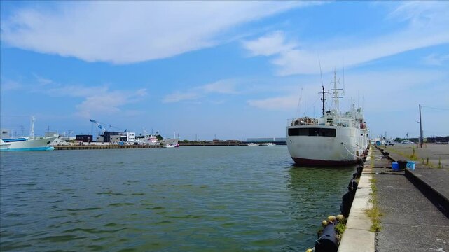 焼津港に停泊しているマグロ延縄漁船