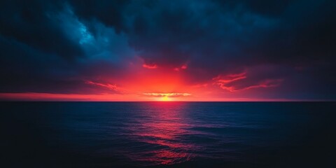 Obraz premium Dramatic dark blue and violet sky showcases a stunning orange sunset during the evening, creating a captivating view of the vibrant colors in the sky at twilight.