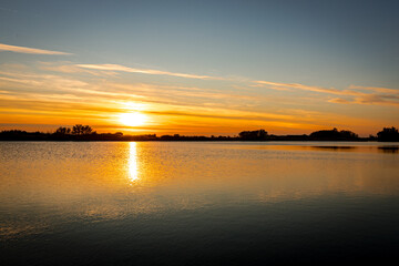 Obraz premium Sunset over lake