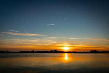 Obraz premium Sunset over lake