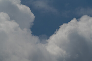 Obraz premium Dramatic cloudscape with fluffy cumulus clouds against a vibrant blue sky. This versatile image evokes feelings of freedom, peace, and possibility. 