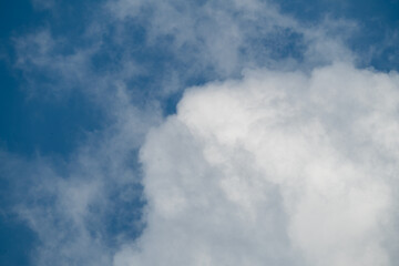 Obraz premium Dramatic cloudscape with fluffy cumulus clouds against a vibrant blue sky. This versatile image evokes feelings of freedom, peace, and possibility. 