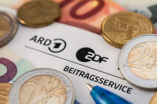 Beitragsservice von ARD und ZDF Rundfunkgeb&uuml;hr Rundfunkbeitrag GEZ mit Geld in Deutschland 