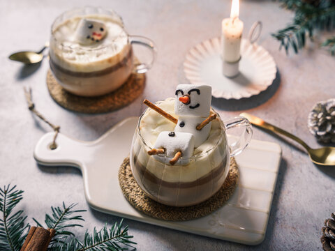 Hei&szlig;e Schokolade mit Marshmellow Schneemann in einem Glas. Weihnachten, Hei&szlig;getr&auml;nk.
