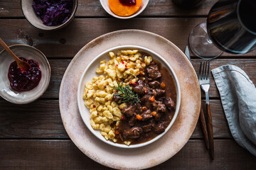 Rehragout mit Spätzle auf einem Teller. Wild Gericht, Herbst, Draufsicht. © Sonja Rachbauer