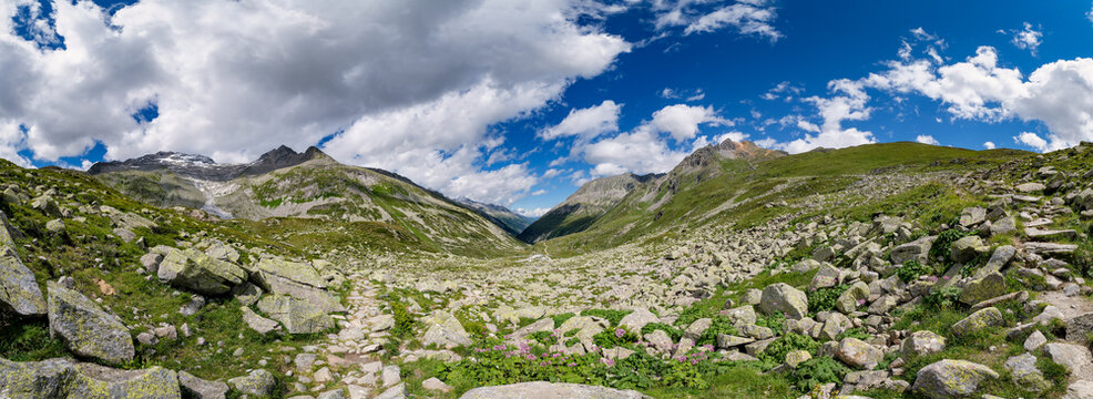Grandiose Berglandschaft aus Fels und Ger&ouml;ll beim Aufstieg zum "Pfitscher Joch" mit Blick Richtung Norden auf die Zillertaler Alpen - Panorama aus 15 Bildern