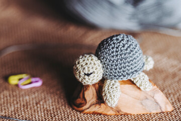 Atelier de crochet avec des travaux en cours, jouet petite tortue vert coloré en crochet
