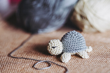 Atelier de crochet avec des travaux en cours, jouet petite tortue vert coloré en crochet