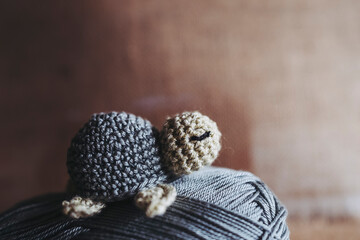 Atelier de crochet avec des travaux en cours, jouet petite tortue vert coloré en crochet