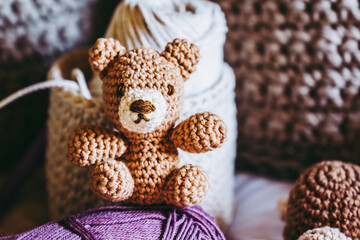 Atelier de crochet avec des travaux en cours, jouet petit ours en crochet