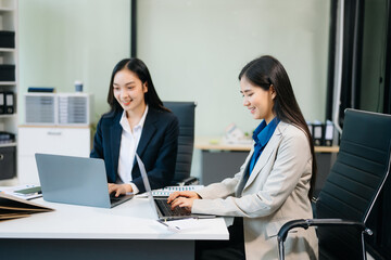 Obraz premium Businesswomen work and discuss their business plans. A woman employee explains