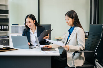 Obraz premium Businesswomen work and discuss their business plans. A woman employee explains