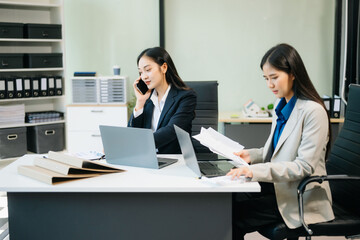 Obraz premium Businesswomen work and discuss their business plans. A woman employee explains