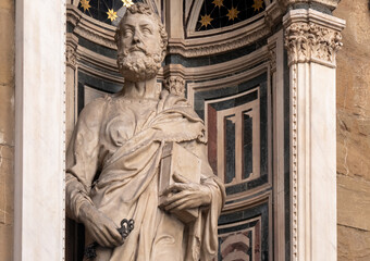 The statue of Saint James 1410-1412 attributed to Niccolo di Pietro Lamberti in the external niches...