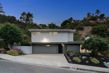 Fototapeta premium Modern suburban house at twilight