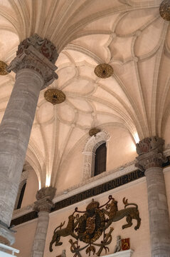 Zaragoza, interior de la Lonja, cupulas y columnas, aragon, Espa&ntilde;a.