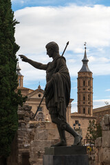 Zaragoza, monumento a Cesra Augusto e iglesia de San Juan de los Panetes, aragon, españa.