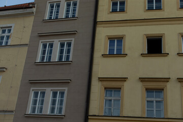 Fototapeta premium Urban architecture features diverse building facades with various window styles and vibrant colors, showcasing residential structures and unique design elements across the city