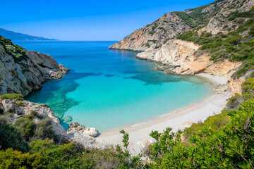 Naklejka premium Secluded beach with clear turquoise water.