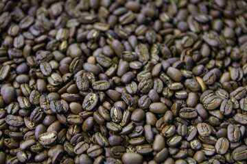 Obraz premium Roasted coffee beans in close up view.