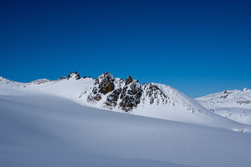 雪原に現れた岩
