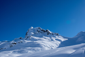 雪と岩と青い空
