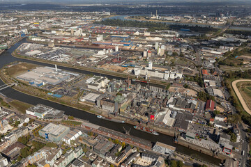 Fototapeta premium Der Industriehafen Neuss auf der linken Seite des Niederrheins hat eine Fläche von ca. 4,5qkm.