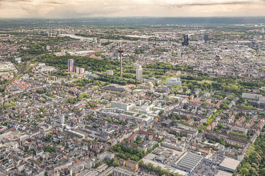 Luftbild von K&ouml;ln Ehrenfeld in &ouml;stlicher Richtung mit dem Melatenfriedhof auf der rechten Seite und dem Fernsehturm.