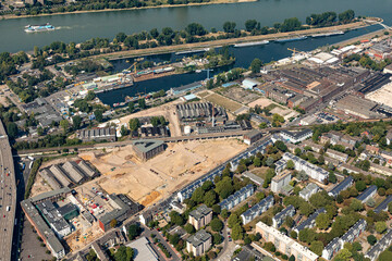 Fototapeta premium Das Gelände rund um die Gasmotorenfabrik Deutz im Süden von Köln Mühlheim wird zu einem großflächigen Neubaugebiet. Es grenzt direkt an die Deutzer Werft und das Messegelände an der Zoobrücke.