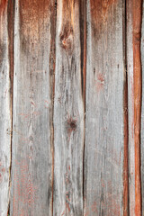 Alte verwitterte Bretter ab einer Wand, texturiertes Holz, Hintergrund mit vertikalen Linien