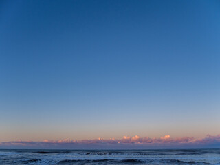 夕暮れの海と青空