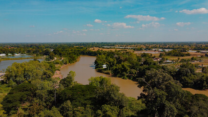 Obraz premium Chi River past trough forrest