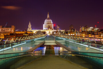 Obraz premium Millennium Bridge Leading to St Paul's Cathedral at Night