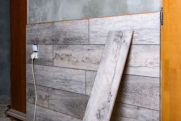 Installation of laminated panels on wall at room.