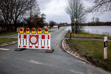 Straßensperrung wegen Hochwasser: Zum Schutz vor Gefahren durch Überflutung wird die Straße...
