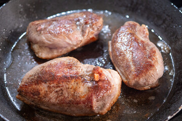 Roasting duck breast. Before baking, it is good to cut the skin to release the fat. In duck meat we find many proteins that help the muscles.