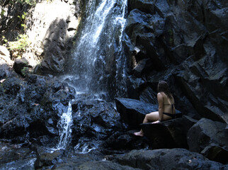 Jeune femme devant une cascade en Thailande