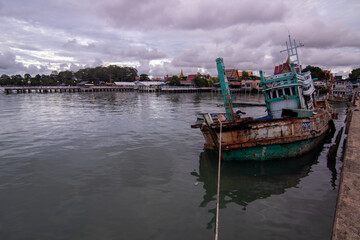 태국 방사레이 항구의 풍경과 침수되고 침몰한 어선들
