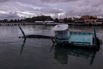 태국 방사레이 항구의 풍경과 침수되고 침몰한 어선들

