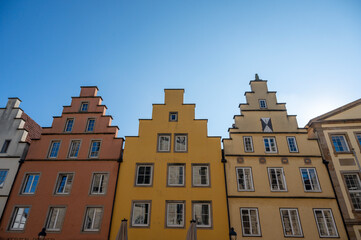 Die spätgotischen Treppengiebelhäuser auf dem Marktpaltz von Osanbrück bei schönen Wetter mit blauem Himmel