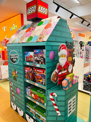 Naklejka premium Kyiv, Ukraine - November 20, 2024: Festive LEGO display with Santa and reindeer in toy store