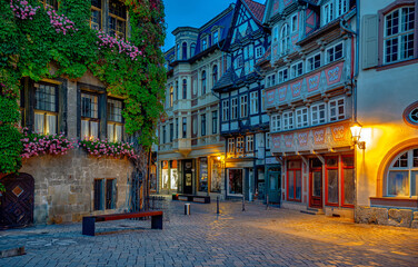 Ecke am Rathaus mit alten Fachwerkhäusern in Quedlinburg in der Abenddämmerung.
