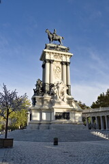 Obraz premium monument to alfonso XII in madrid's retiro park