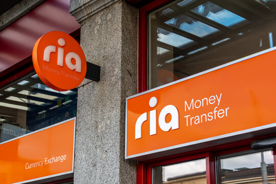 Gen&egrave;ve, Suisse - 17 novembre 2024: Vue ext&eacute;rieure d'une agence appartenant au r&eacute;seau Ria Money Transfer, compagnie am&eacute;ricaine sp&eacute;cialis&eacute;e dans les transferts d'argent internationaux