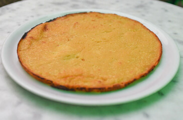 Faina, plato elaborado con harina de garbanzos, que es similar a una tortita o pan plano grueso y sabroso.