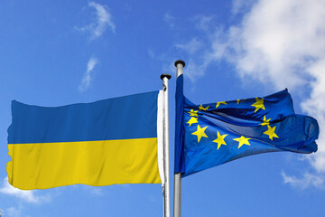 links und rechts wehende EU- und Ukraine-Flaggen