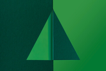 Grünes Papier aus dem ein Weihnachtsbaum ausgeschnitten ist